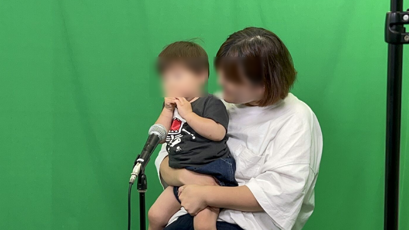 スタジオを走り回る1歳児